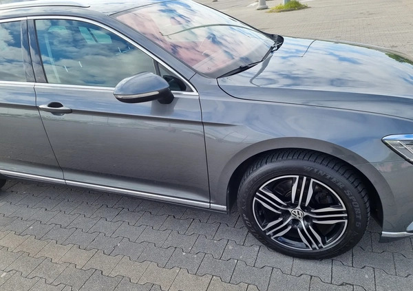 Volkswagen Passat cena 78000 przebieg: 166000, rok produkcji 2017 z Wrocław małe 154